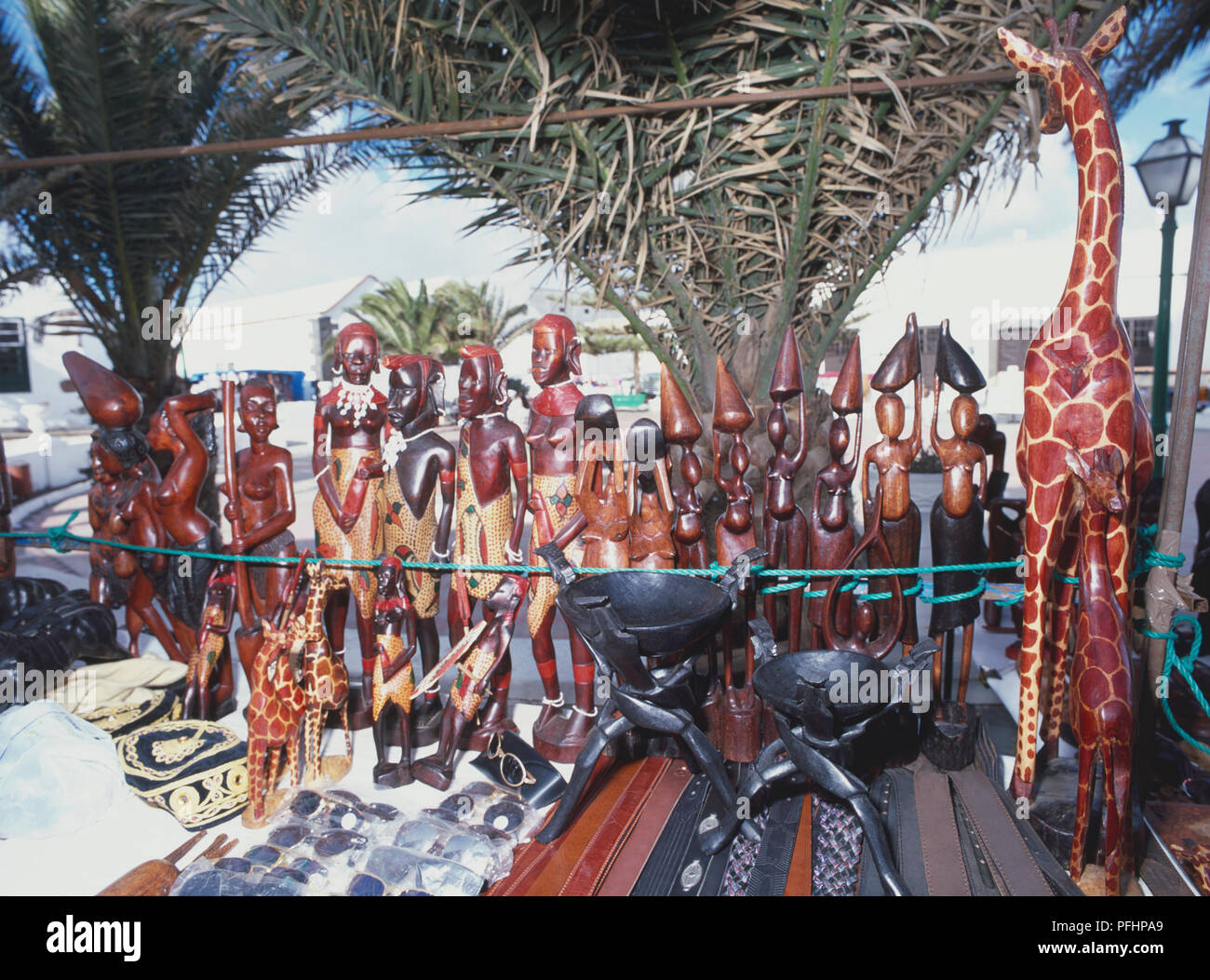 Spagna Isole Canarie Lanzarote, sculture africane in vendita a Teguise mercato all'aperto Foto Stock