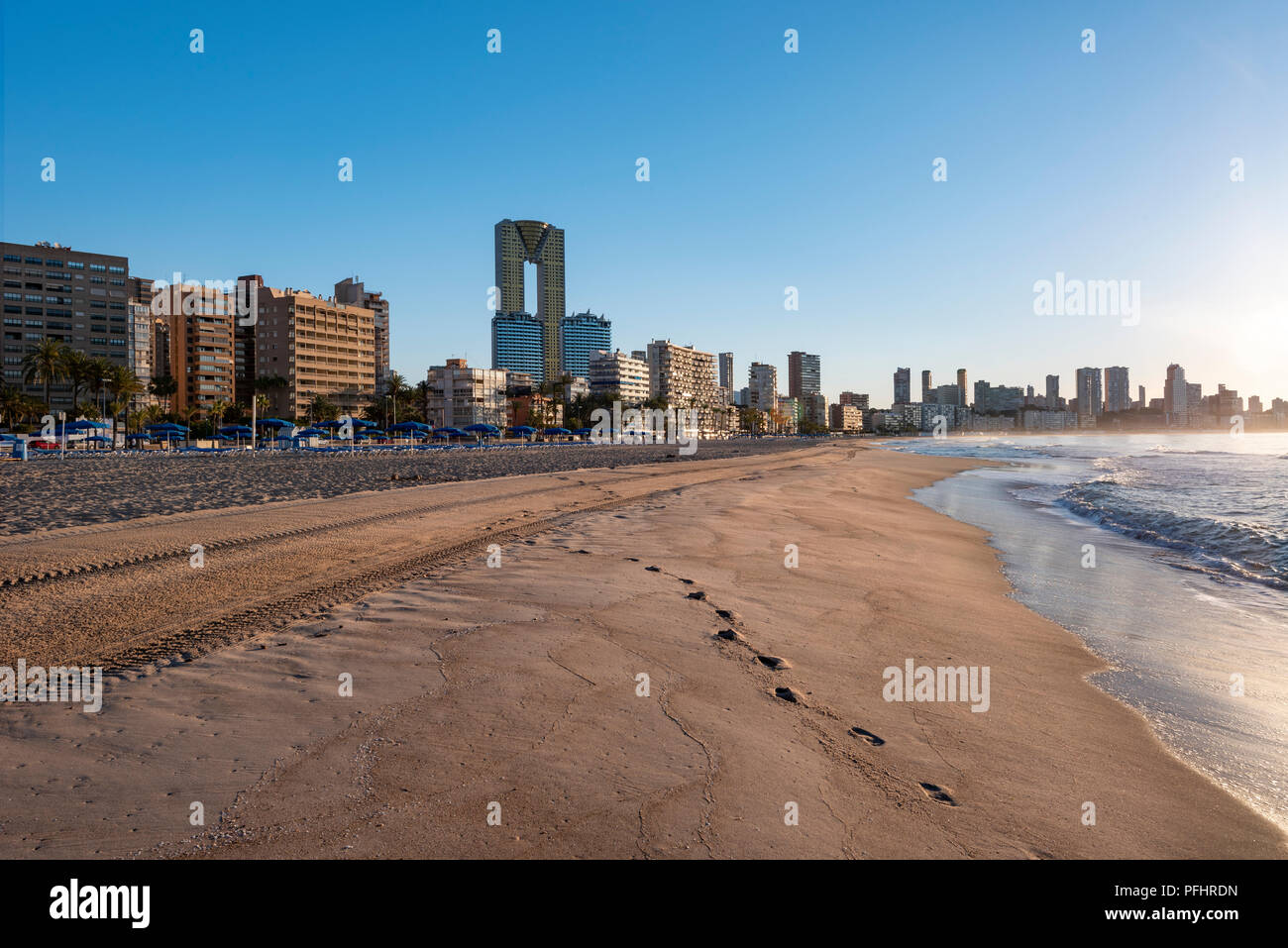 La città di Benidorm, Costa Blanca, Provincia di Alicante, Spagna, Europa / vista lungo la Playa De Poniente Beach in primavera. Foto Stock