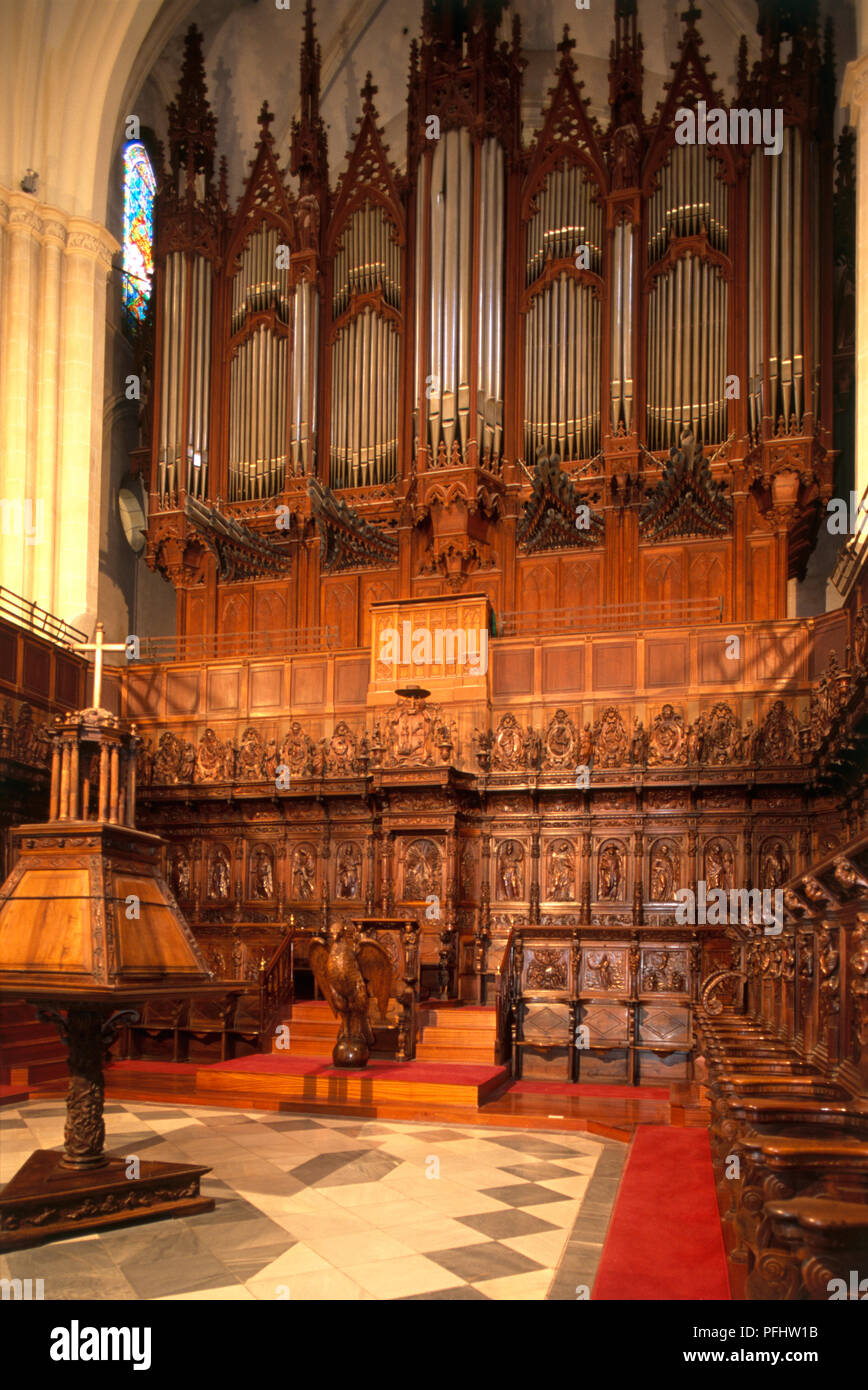 Spagna, Murcia, Iglesia Catedral de Santa Maria, organo a canne e legno intagliato interno, vista dal coro Foto Stock