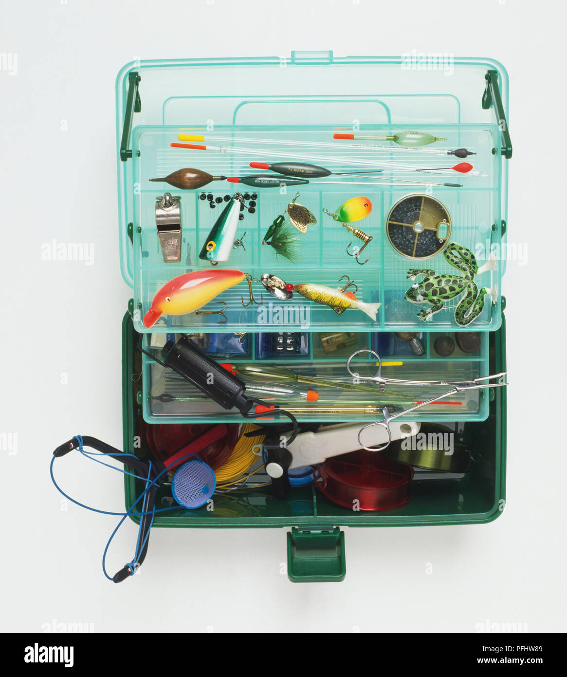 Aprire affrontare scatola piena di attrezzi da pesca, close up Foto Stock