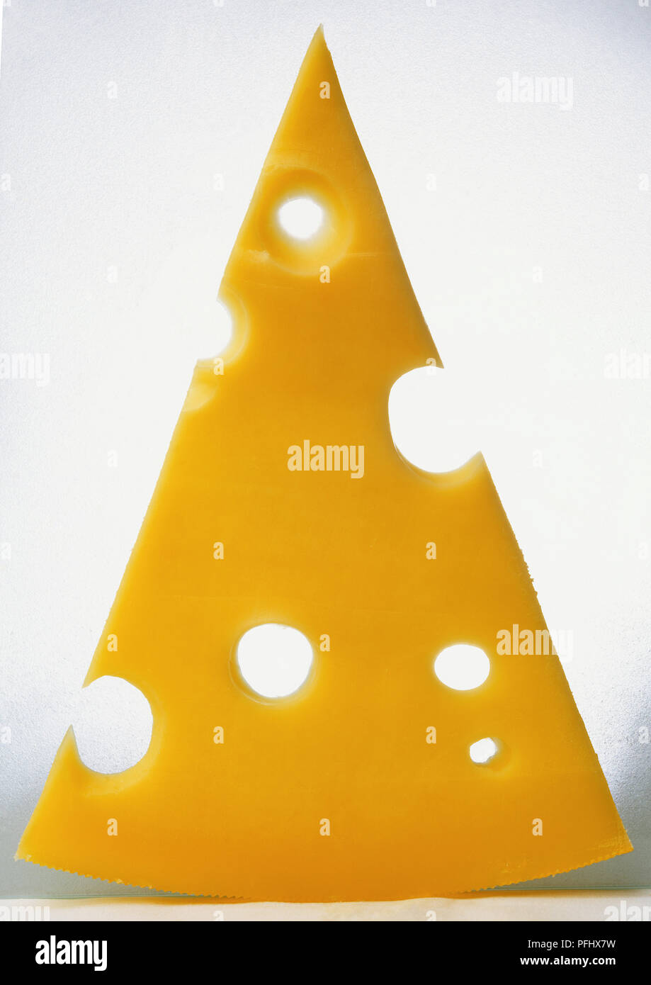 Triangolo giallo di formaggio con fori, vicino. Foto Stock