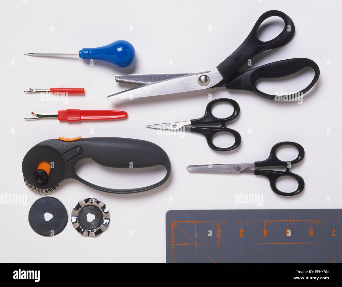 Forbici ricamo, Forbici tagliacampioni, regolo lama rotante, AWL, cucitura Cucitura e scarificatori, taglierina rotante, vista frontale. Foto Stock