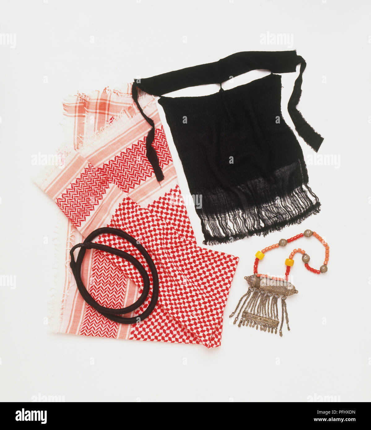 Abbigliamento arabo, Kufiya, aqaal, khimar, hirz, vista frontale. Foto Stock