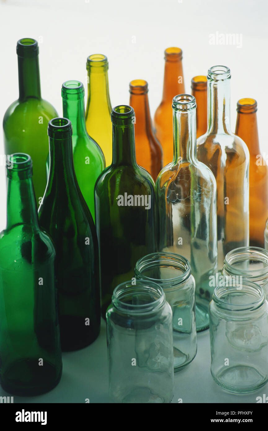 Verde e marrone chiaro vetro bottiglie e vasi. Foto Stock