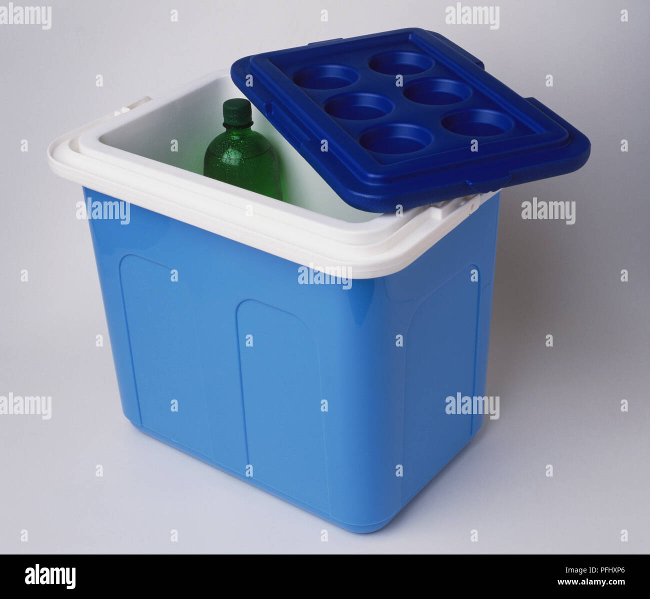 Plastica soft drink in bottiglia blu scatola fredda, vista in elevazione. Foto Stock