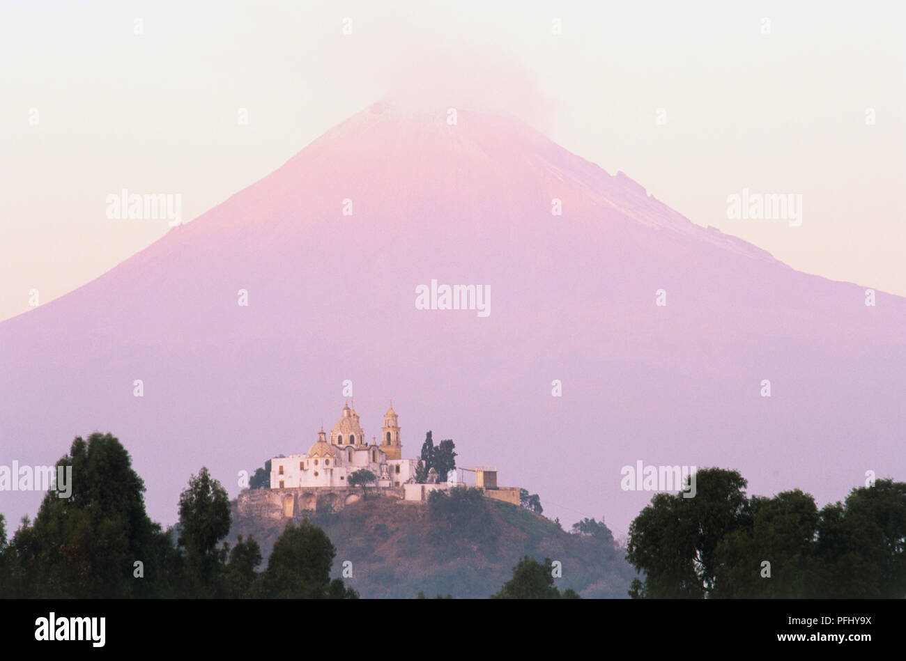 Messico, Popocatepetl, Nuestra Senora de los Remedios, chiesa sulla sommità della Grande Piramide di Cholula con misty vulcano sullo sfondo. Foto Stock