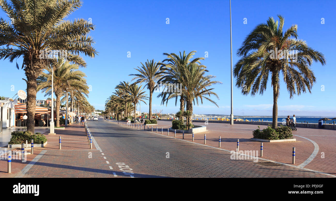 Passeggiata sulla spiaggia di Agadir, Marocco Foto Stock