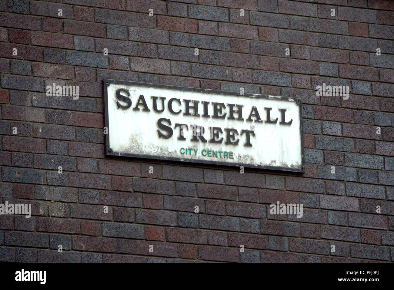 Dopo gli incendi e di interruzioni colorate sporca strada segno per Sauchiehall Street, Glasgow, Regno Unito Foto Stock