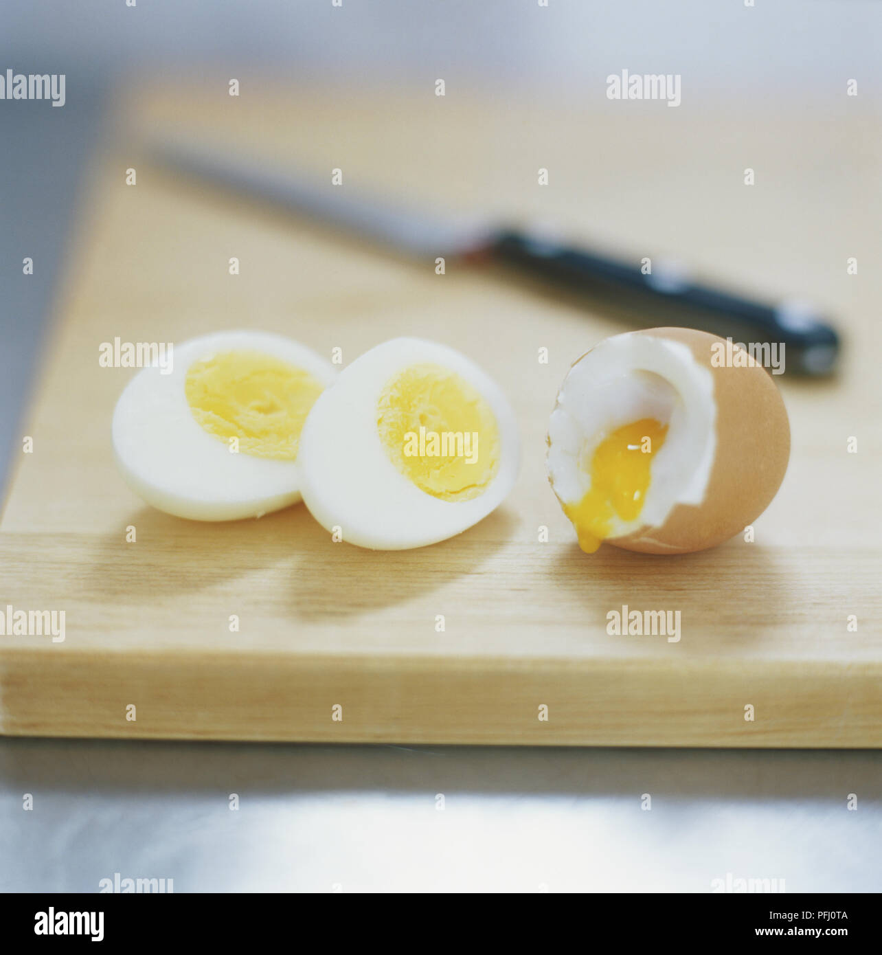 Dimezzato hard e soft-uova sode sul tagliere, close up Foto Stock