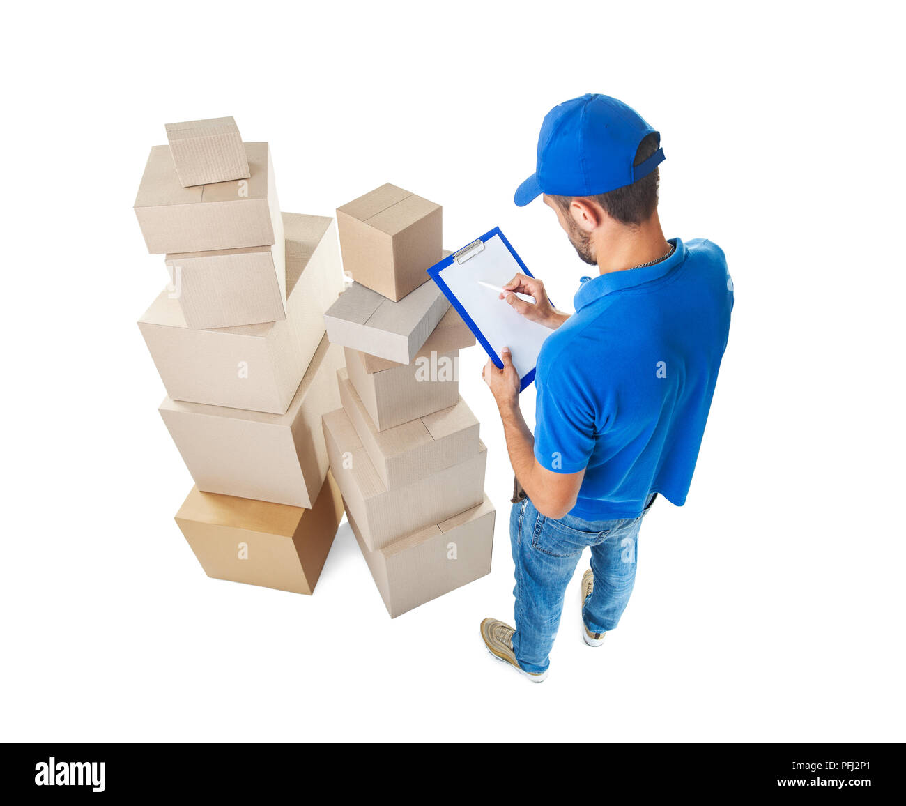 Vista superiore della consegna uomo prendendo appunti vicino a pila di scatole pacchi isolati su sfondo bianco Foto Stock