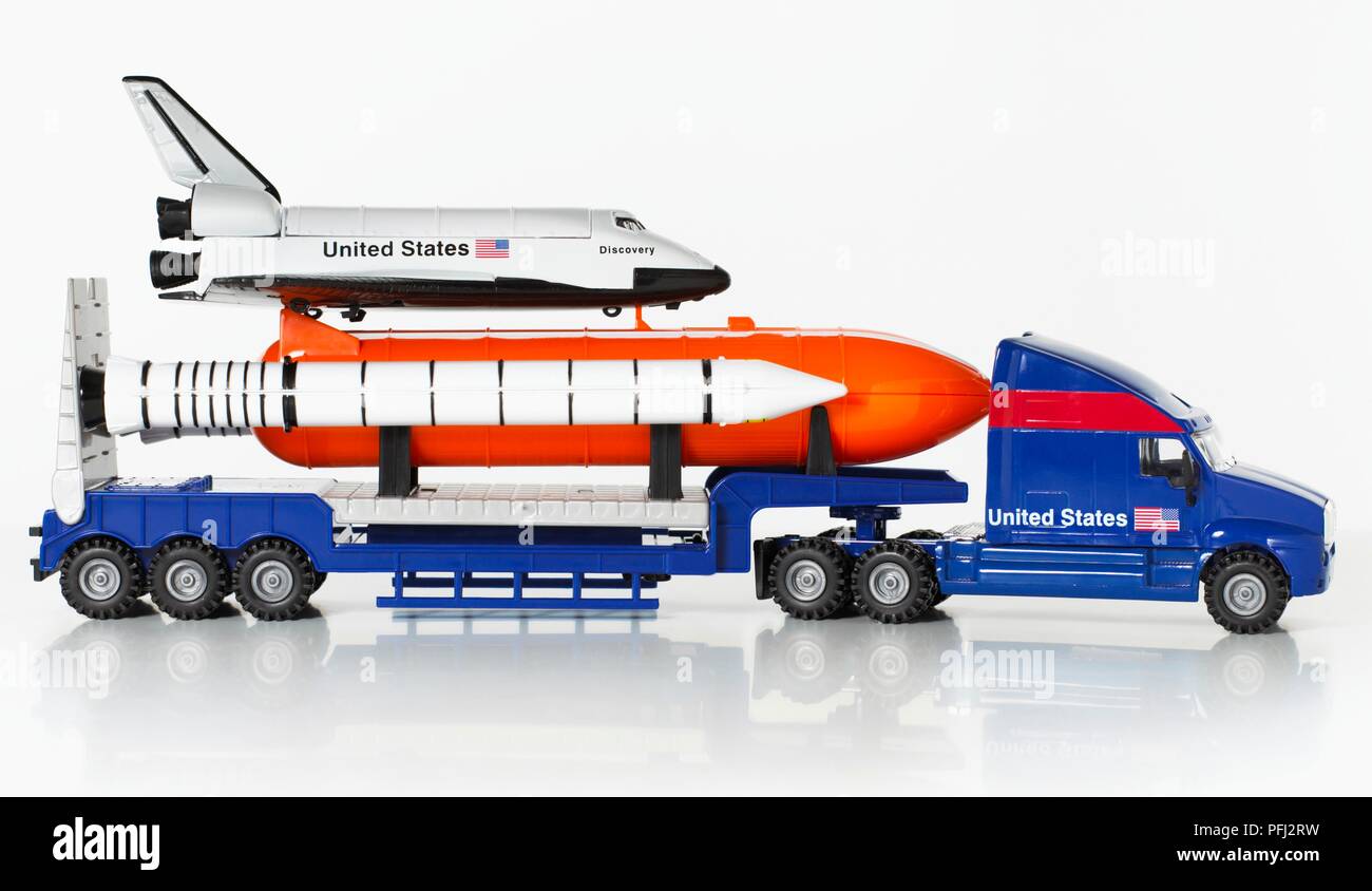 Toy camion che trasportano rucola e lo space shuttle Foto Stock