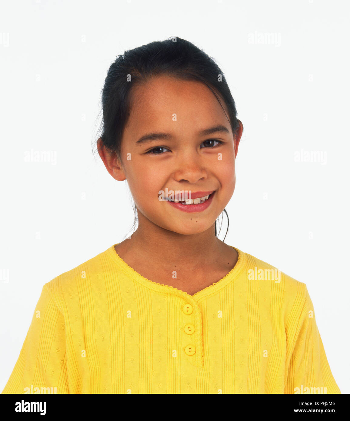 Nero-ragazza dai capelli in maglietta gialla, sorridente Foto Stock