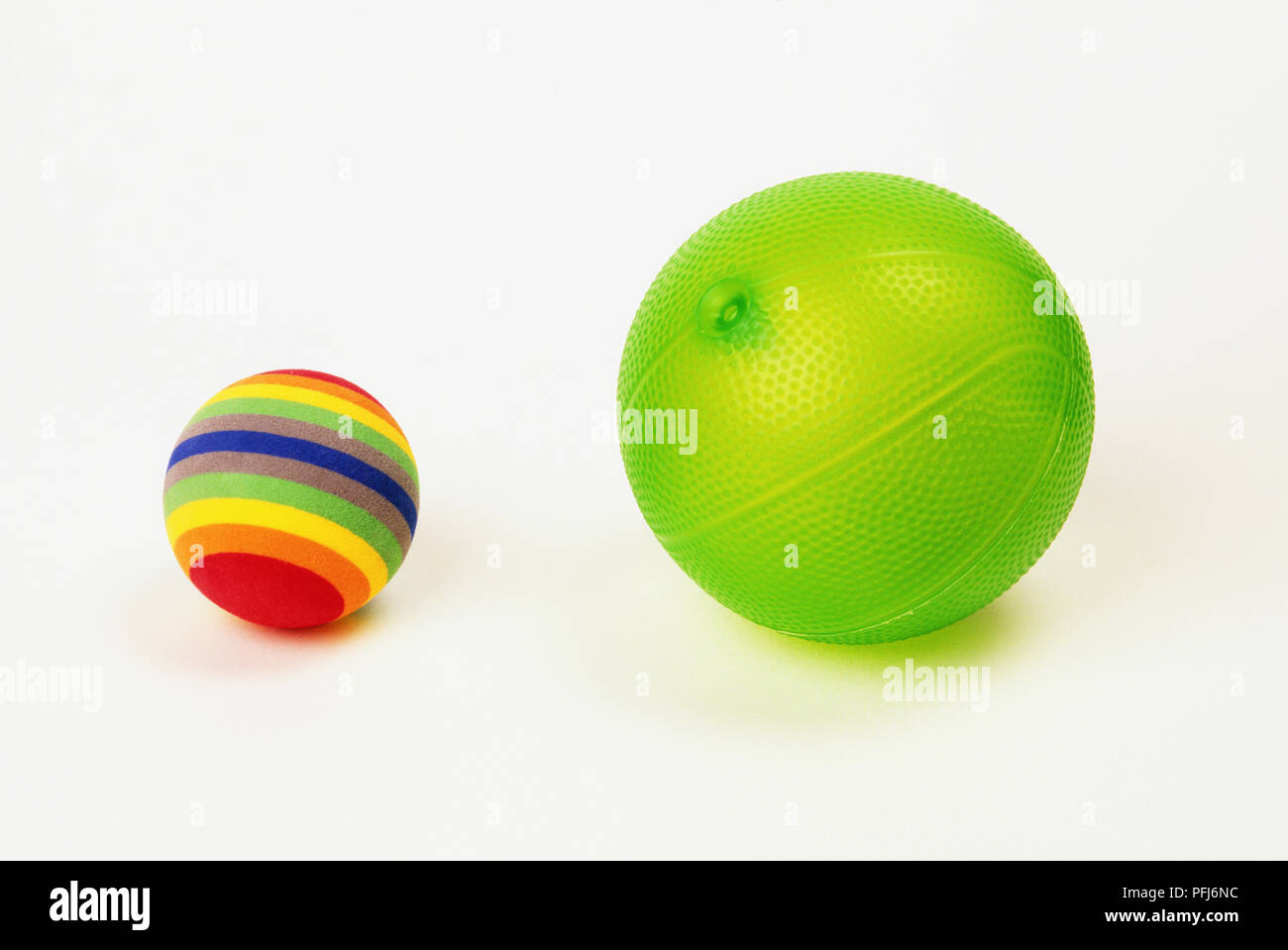 Una striata sfera ed una sfera verde Foto Stock