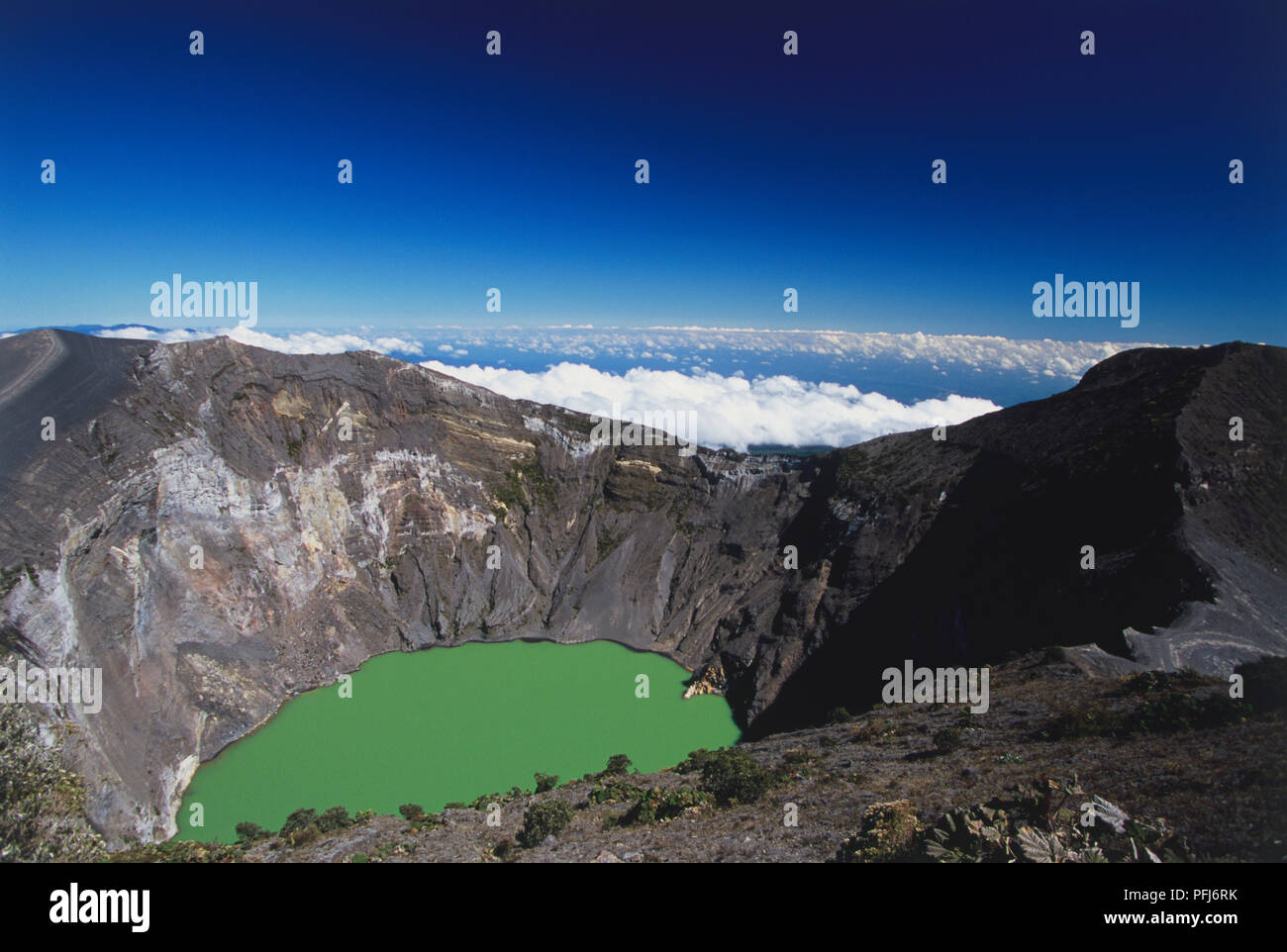 America centrale, Costa Rica, Highlands Centrali, Parque Nacional Volcan Irazu, profondo lago verde nel più grande cratere vulcanico del parco nazionale, vista in elevazione Foto Stock