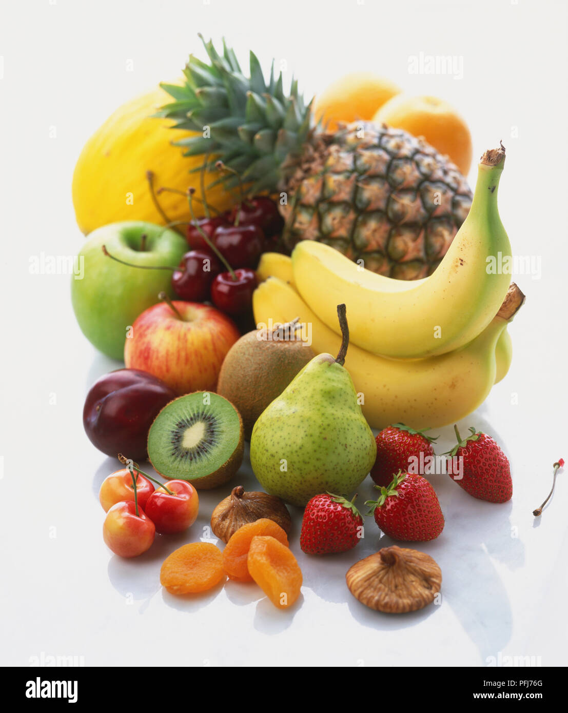 Selezione di frutta fresca, ananas, banane, ciliegie, fichi, fragole, meloni, pesche, pere, kiwi, susine. Foto Stock