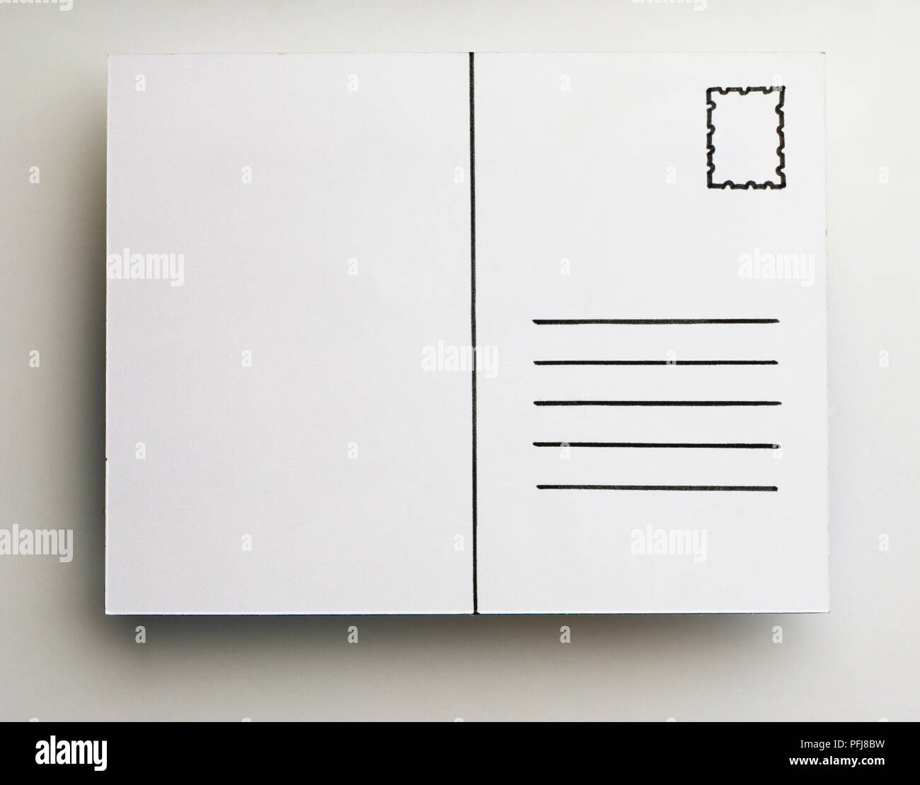 Blank retro della cartolina con linee nere spazi di marcatura indicata per l'indirizzo e timbro, vicino. Foto Stock