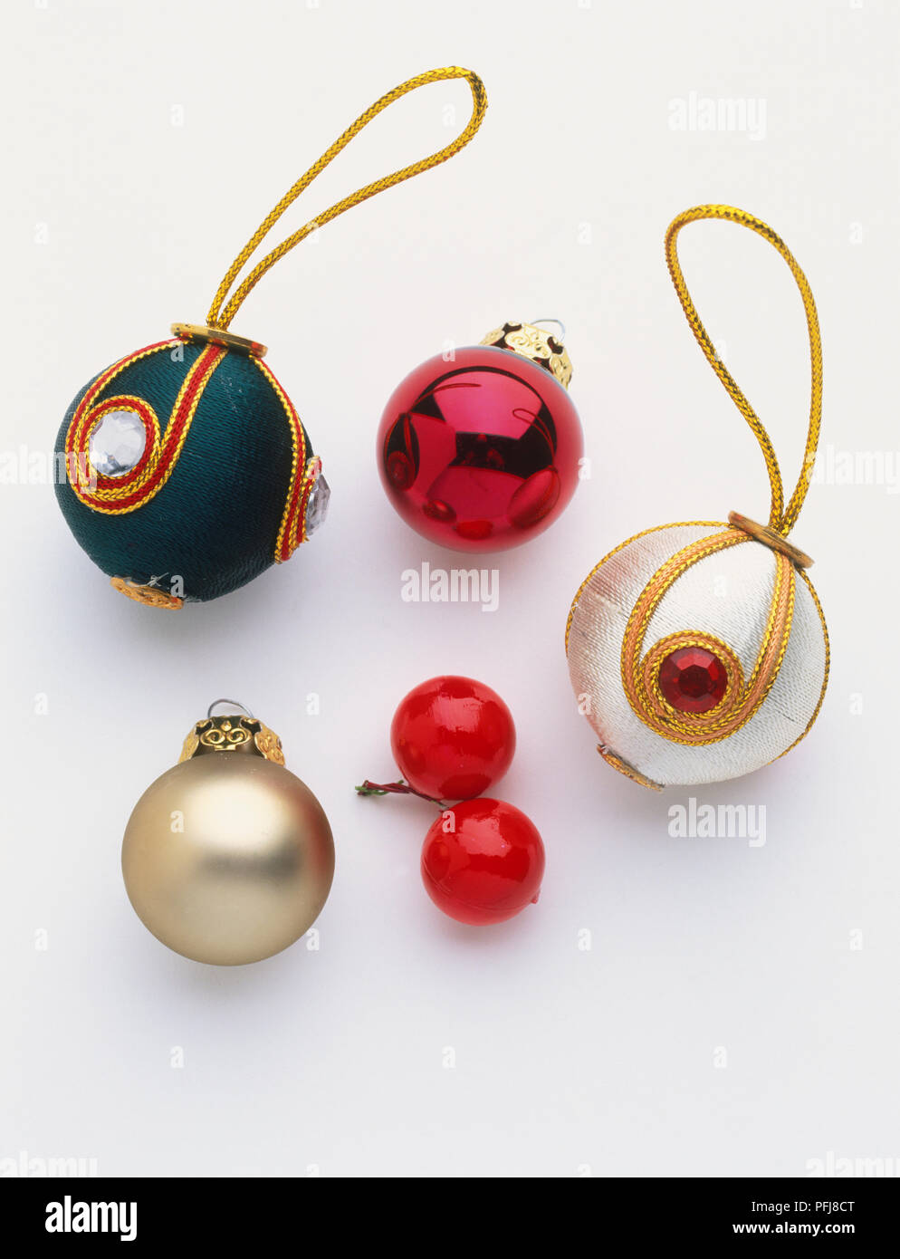 Selezione di albero di Natale baubles, vicino. Foto Stock