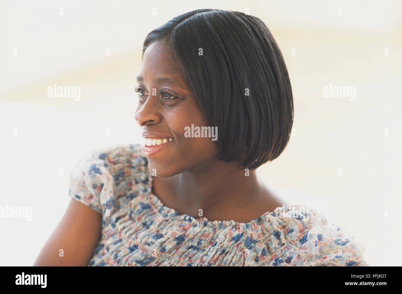 Donna sorridente in cima estivo, vista laterale. Foto Stock