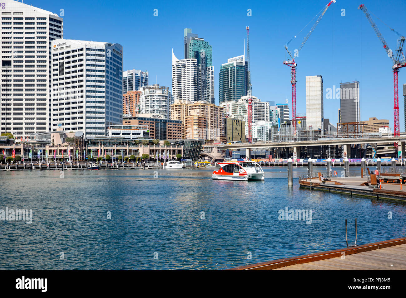 Darling Harbour e Coccole Bay nel centro di Sydney, Australia, con grattacieli alti Foto Stock