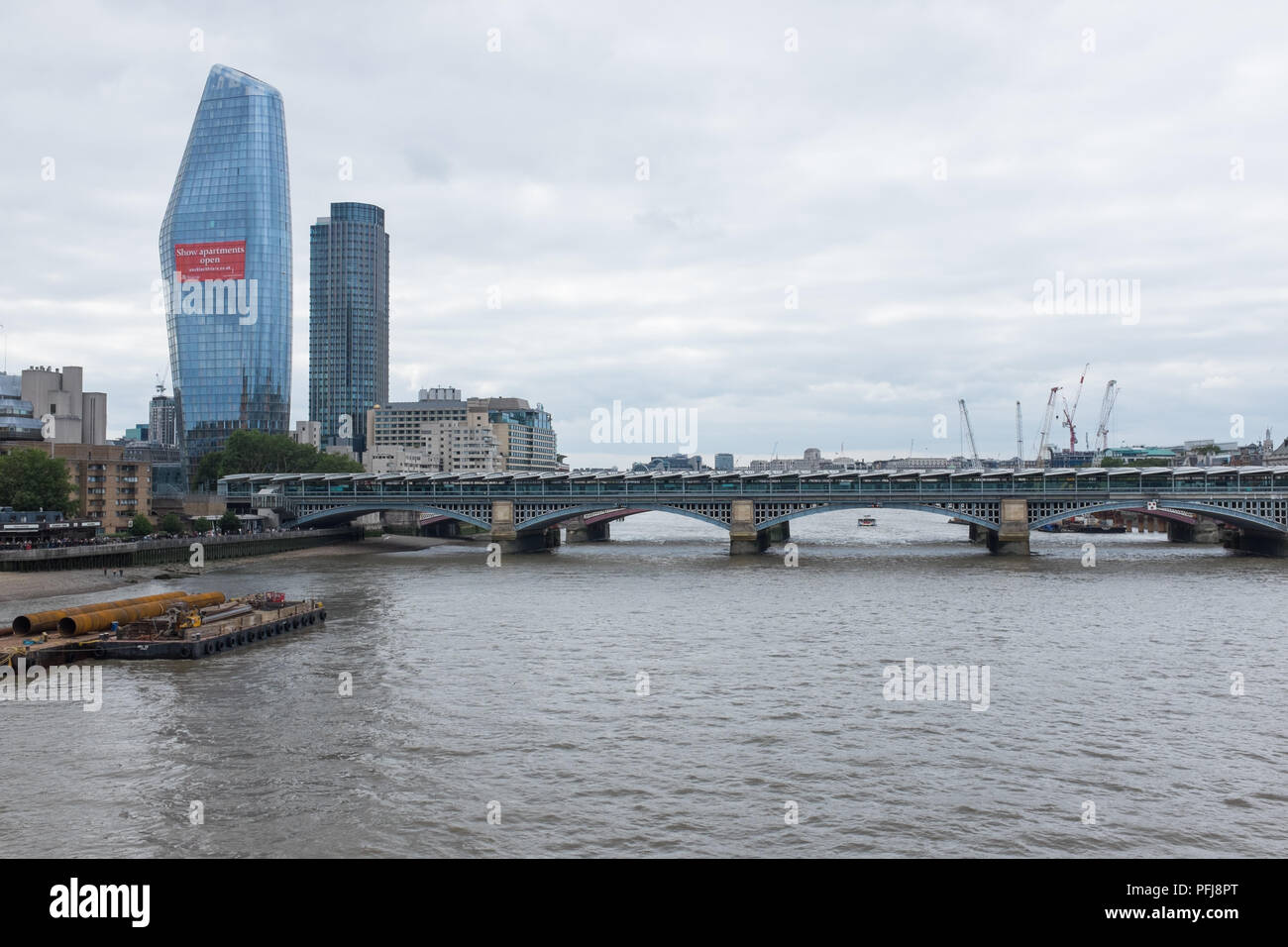 Vista guardando verso ovest lungo il fiume Tamigi da Millennium Bridge di Londra Foto Stock