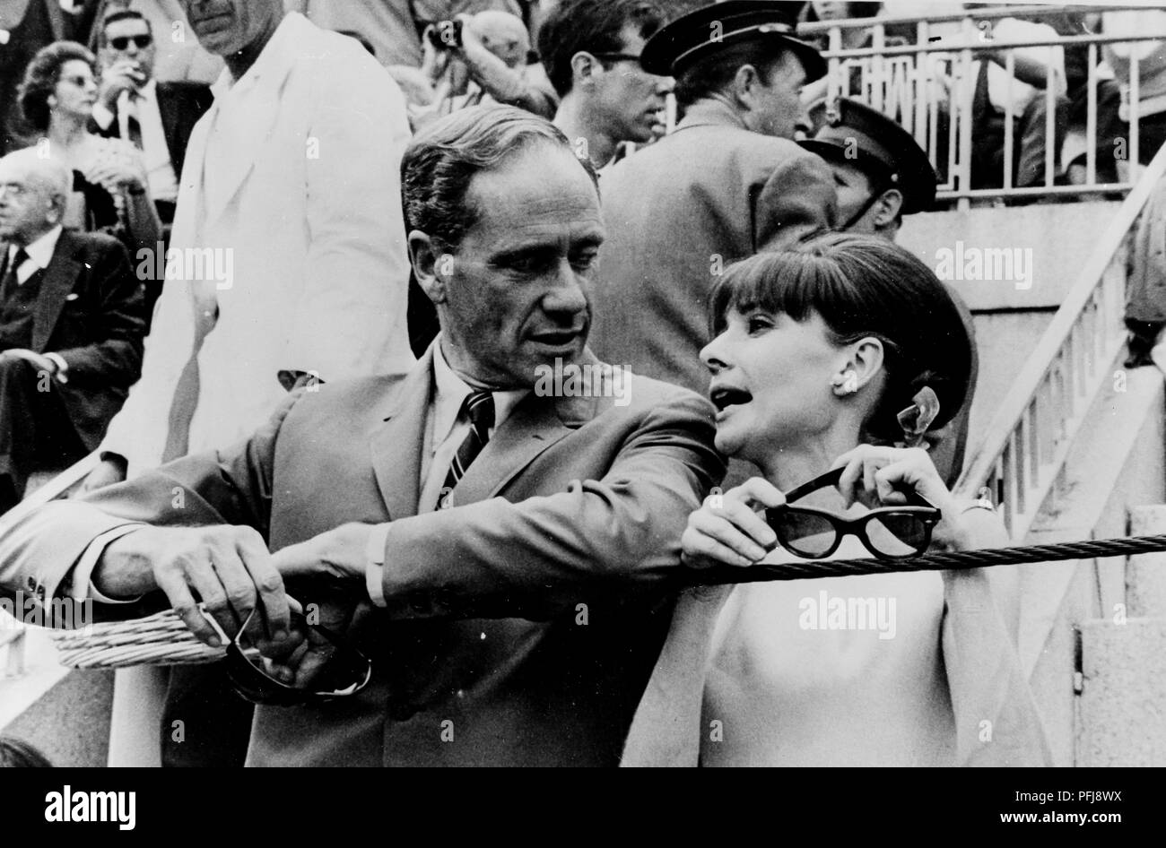 Audrey Hepburn, Mel Ferrer, spettatori la corrida, Madrid, 1964 Foto Stock