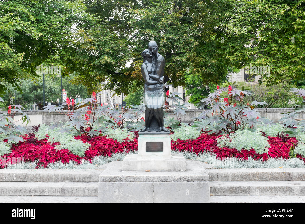 I giovani amanti scultura in bronzo di Georg Ehrlich si trova nei giardini del Festival a San Paolo sagrato della chiesa nella città di Londra Foto Stock