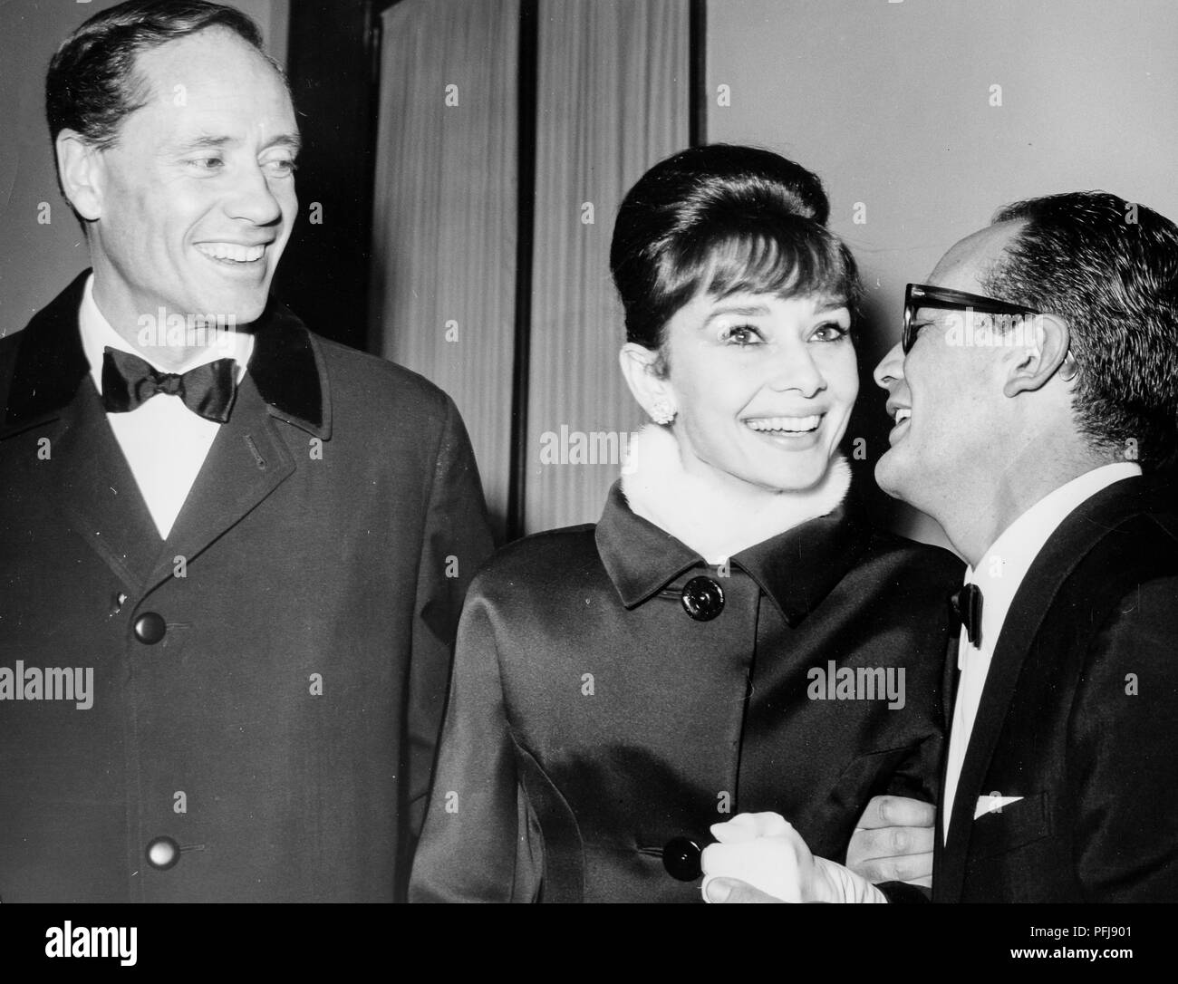 Audrey Hepburn, Mel Ferrer, Dino De Laurentiis, serata di gala per la prima mondiale del film Barabba, teatro dell'opera, Roma, 1961 Foto Stock