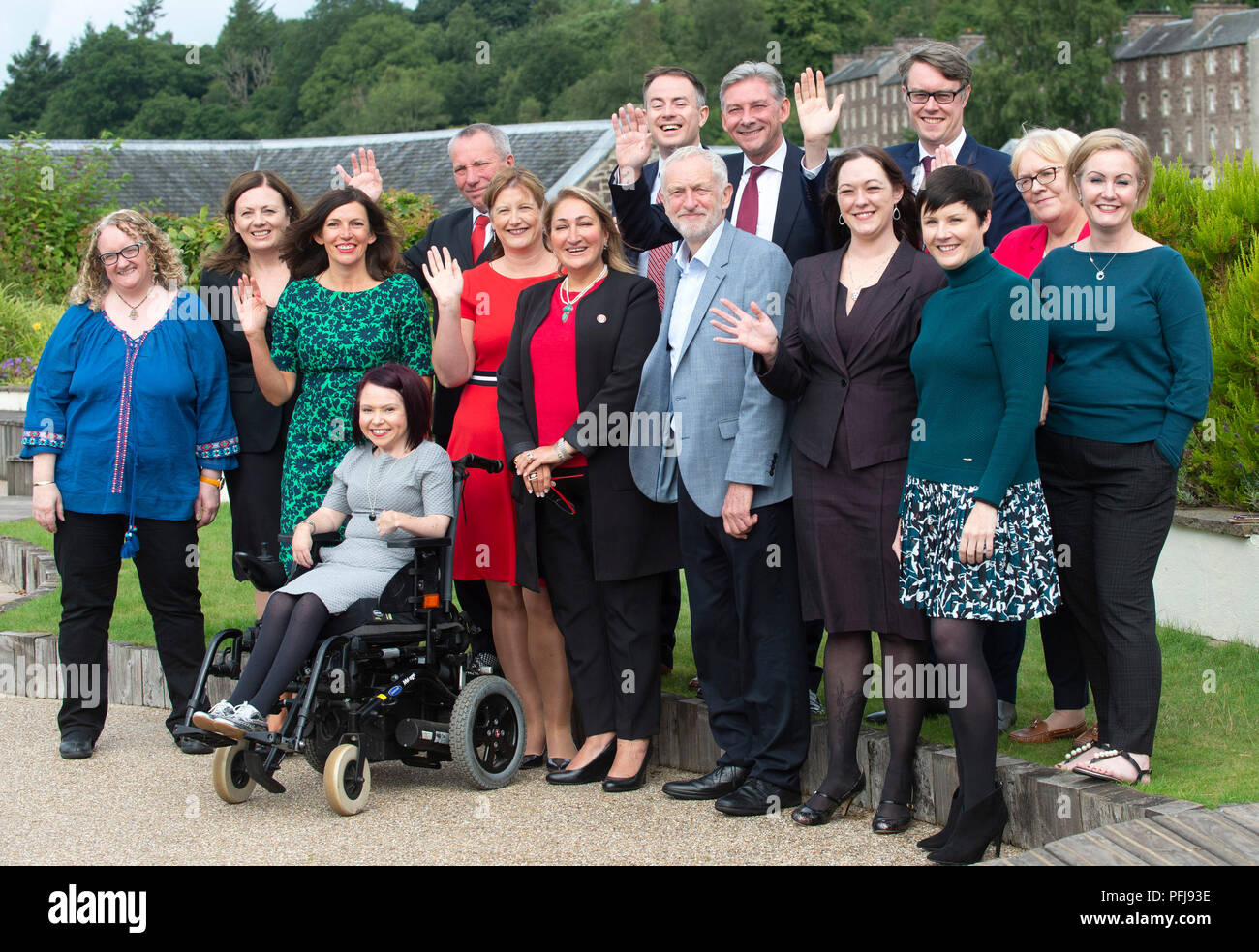 Ritrasmesso di aggiungere nomi di candidati leader laburista Jeremy Corbyn e scozzese leader laburista Richard Leonard soddisfare la parte i primi candidati selezionati per Westminster sedi di destinazione presso il New Lanark Mill Hotel. Bancata posteriore, da sinistra a destra: Gordon Munro, Andrew Hilland, Richard Leonard, Martin McCluskey. Prima fila, da sinistra a destra: Wendy Milne, Alison Taylor, Cara Hilton, Pam Duncan Glancy (in sedia a rotelle), Angela Feeney, Fatin Hamed, Jeremy Corbyn, Kate Watson, Alison McCorkindale, Johann Lamont, Monique Adams. Foto Stock