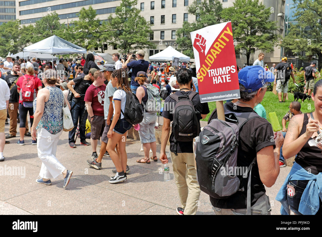 "Solidarietà trionfi odio' segno bastoni fuori di uno zaino in libertà Parco di Washington D.C. nel corso di una protesta di massa Il 12 agosto 2018. Foto Stock