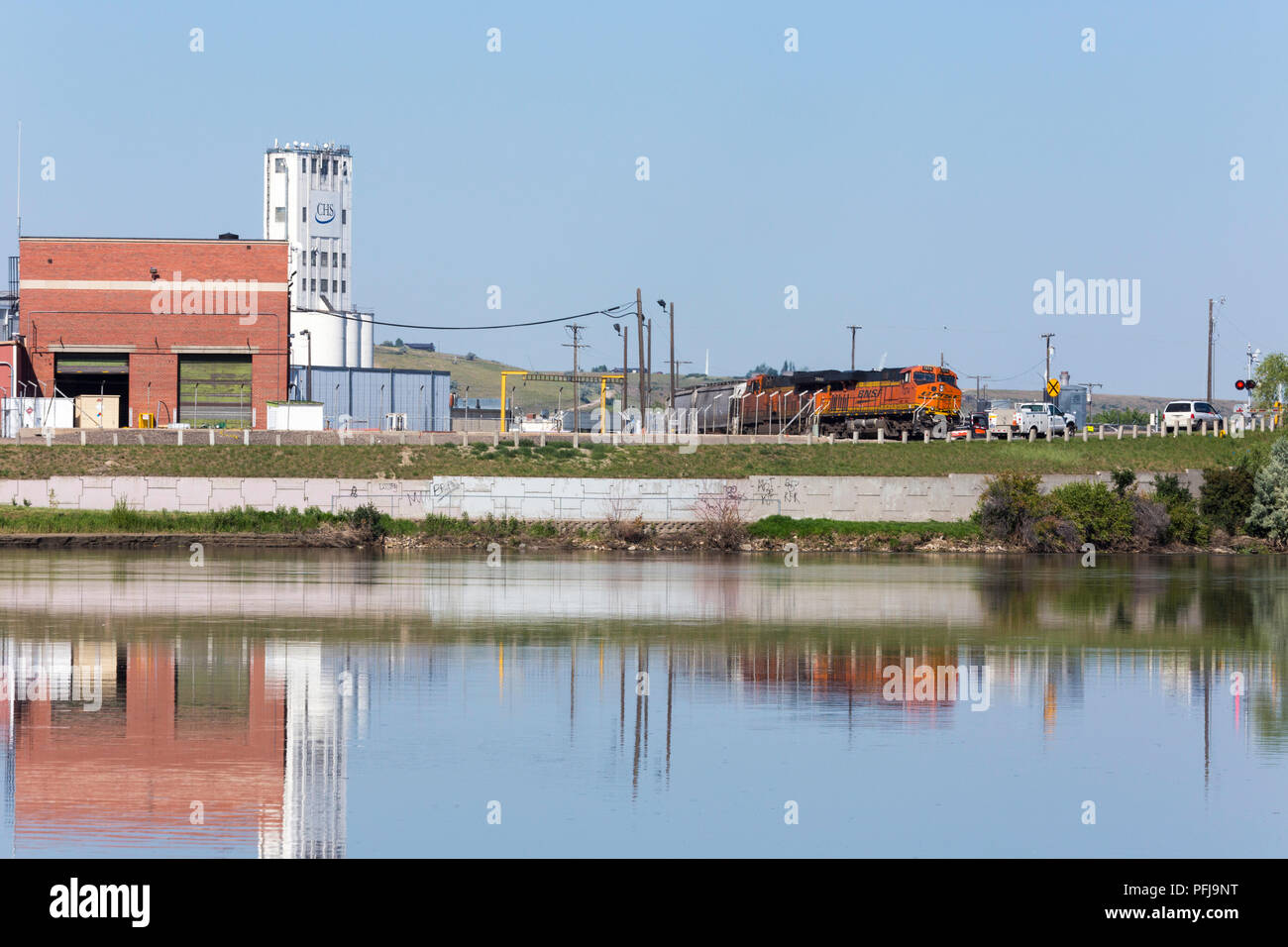 Traliccio in treno attraversando il fiume Missouri a Great Falls, Montana, USA Foto Stock