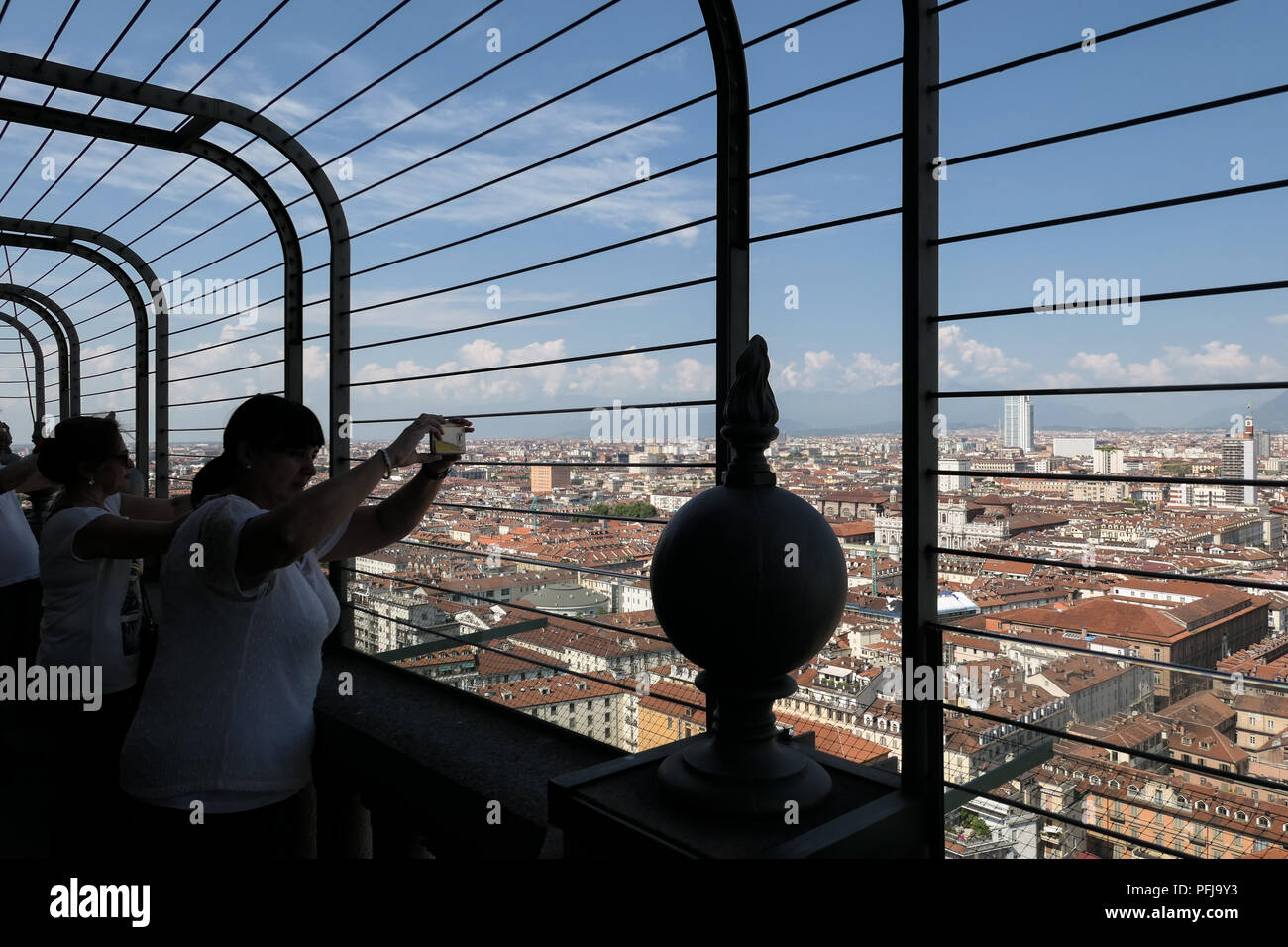 La Mole Antonelliana di Torino Piemonte Italia - Vista della città di Torino e sulle Alpi dalla terrazza panoramica Foto Stock