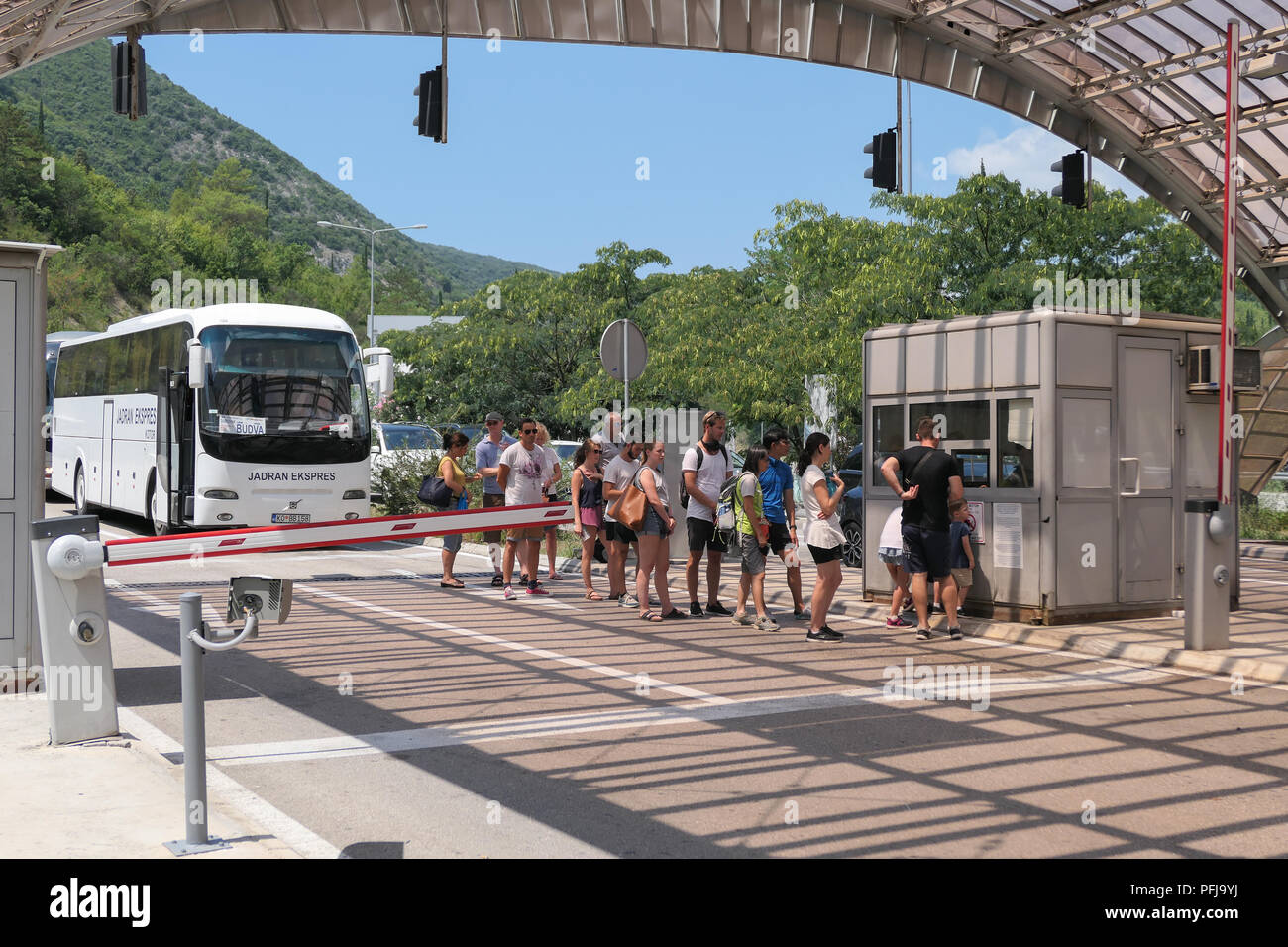 Debeli Brijeg border crossing autobus i passeggeri in viaggio da Dubrovnik a Budva accodamento in strada di attraversamento di confine per passare dalla Croazia in Montenegro Foto Stock