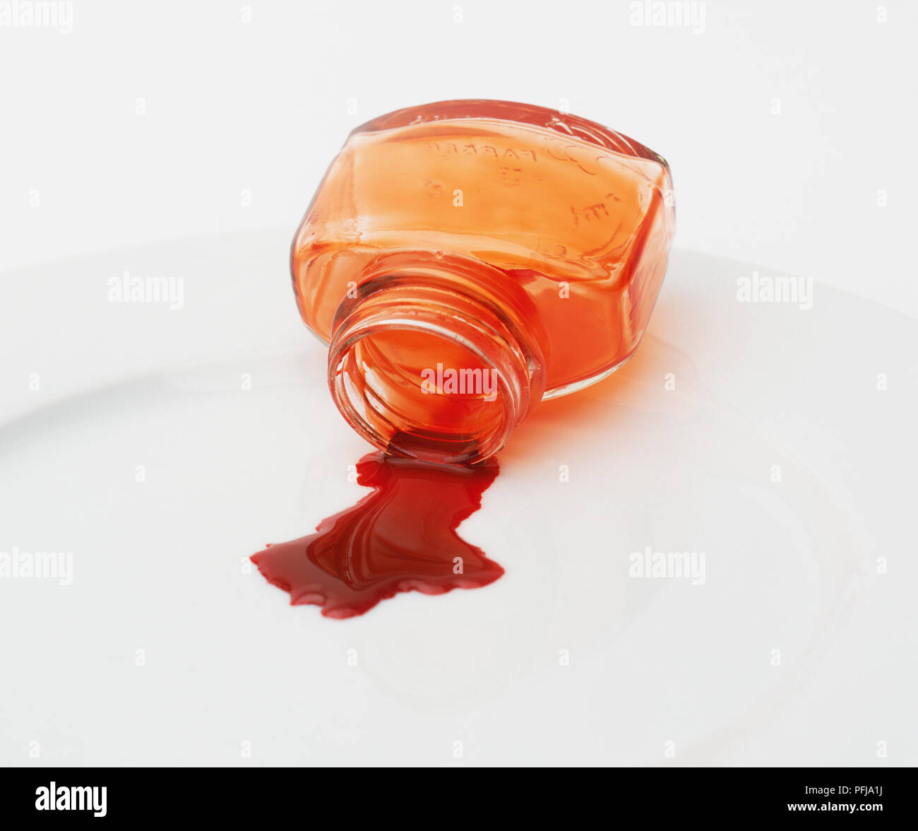 Rosso sversamento di liquido in bottiglia Foto Stock