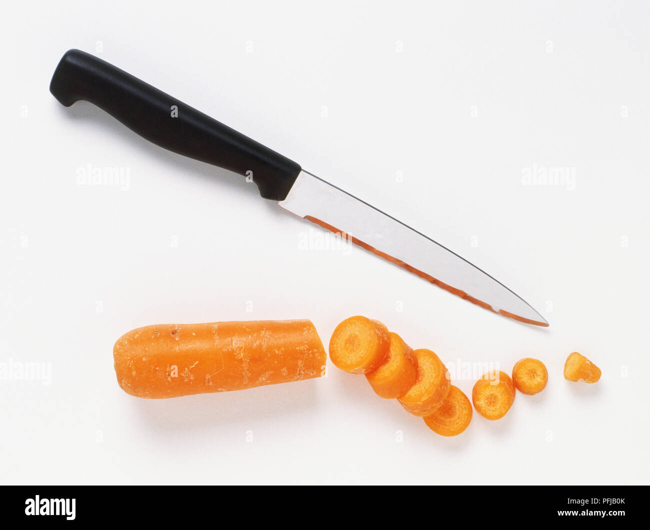 La carota tagliata a fette e un coltello di taglio Foto Stock