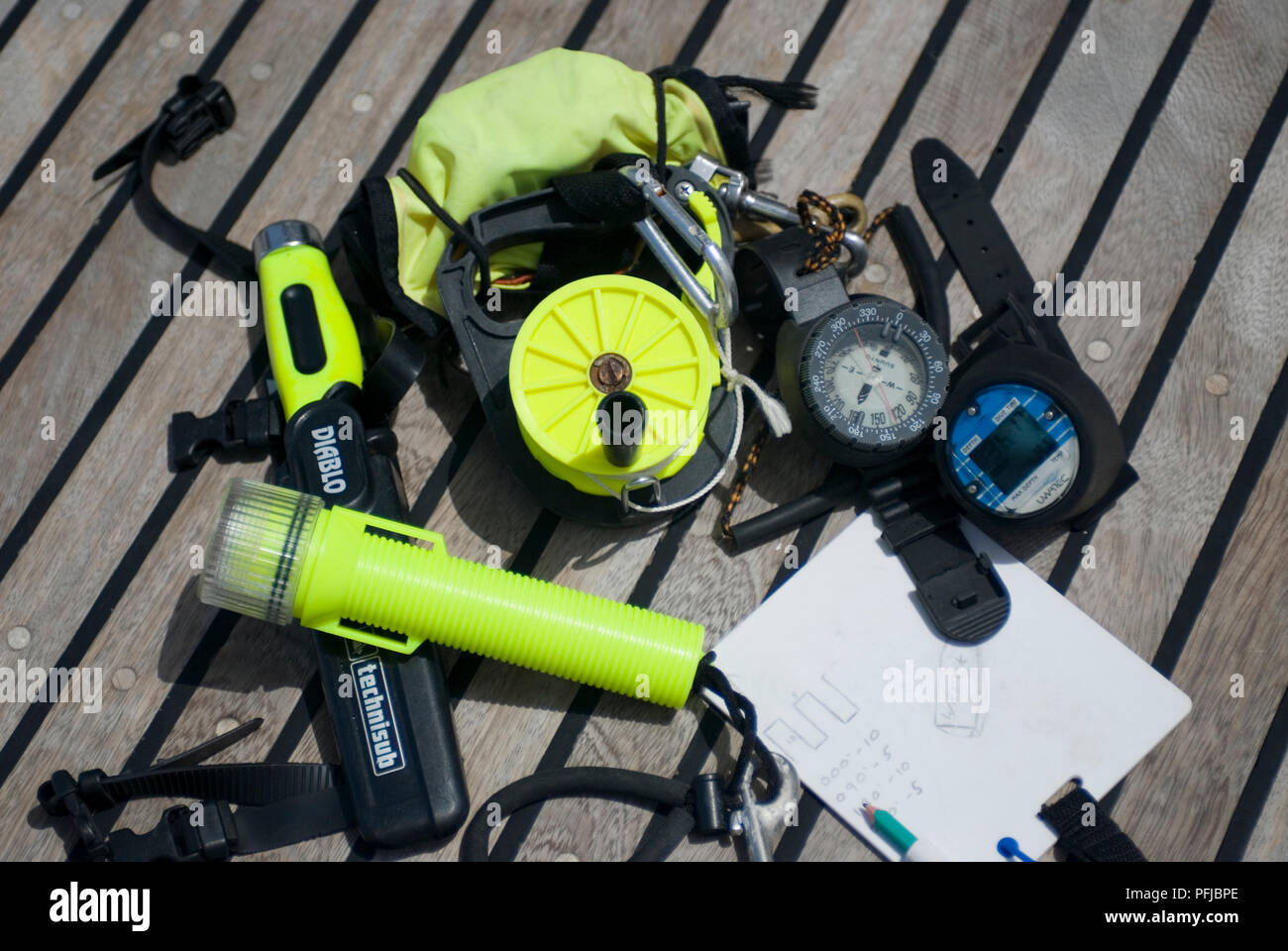 Attrezzatura subacquea su decking Foto Stock