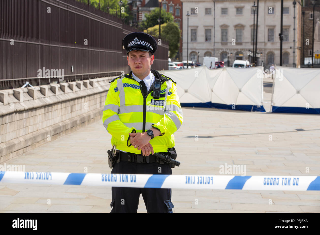 Barriere di polizia, protezione i postumi dell'ultimo incidente in cui un uomo usato una macchina a bersaglio deliberatamente i pedoni fuori dalle case di Parliamen Foto Stock