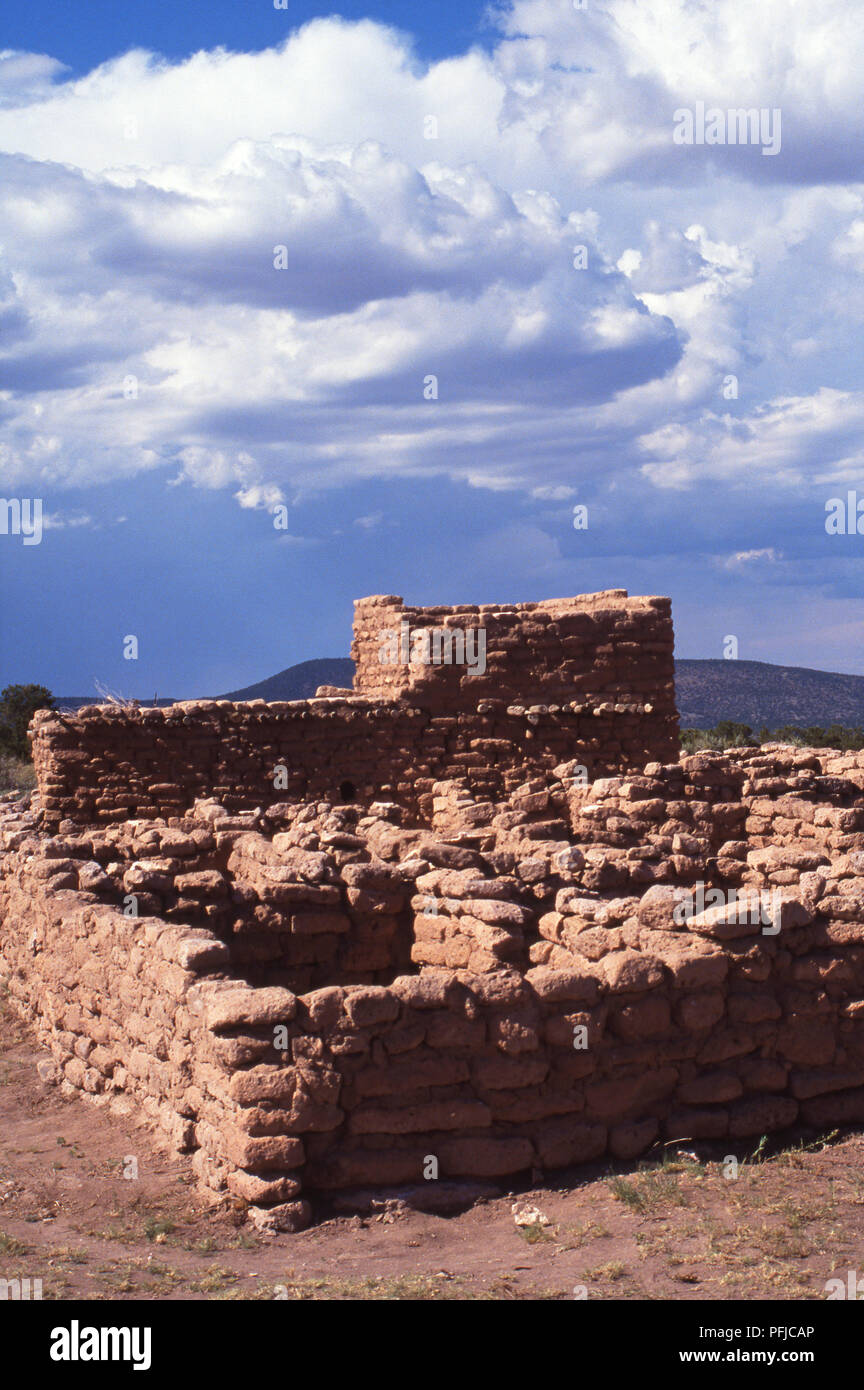 Villaggio preistorico rovine sulla cima di Puye cliff-dimore, Santa Clara Pueblo Prenotazione, Nuovo Messico. Fotografia Foto Stock