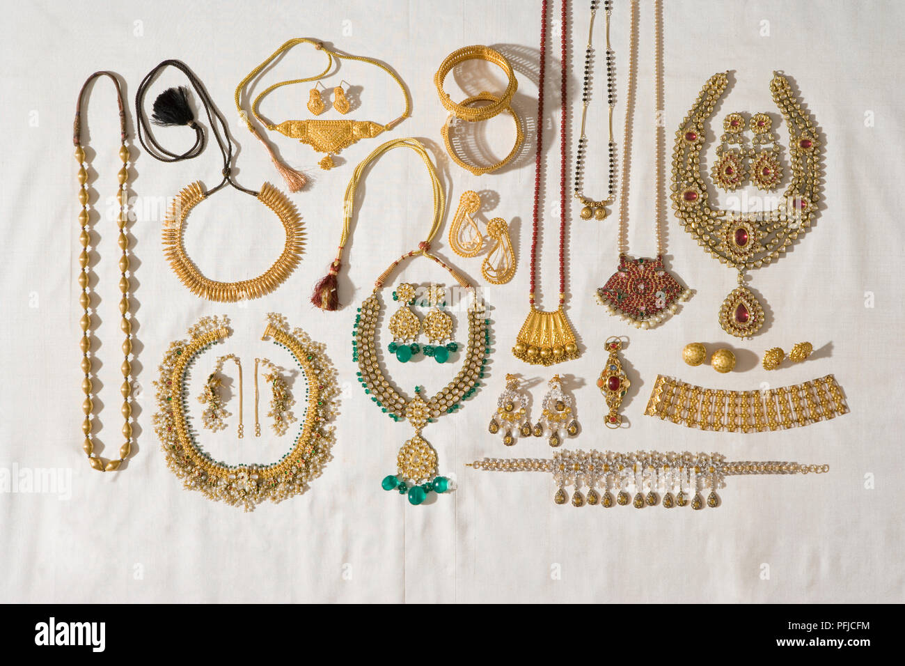 Head-to-toe complemento. Raccolta dei tradizionali gioielli indiani, tra cui collane, bracciali e orecchini Foto Stock
