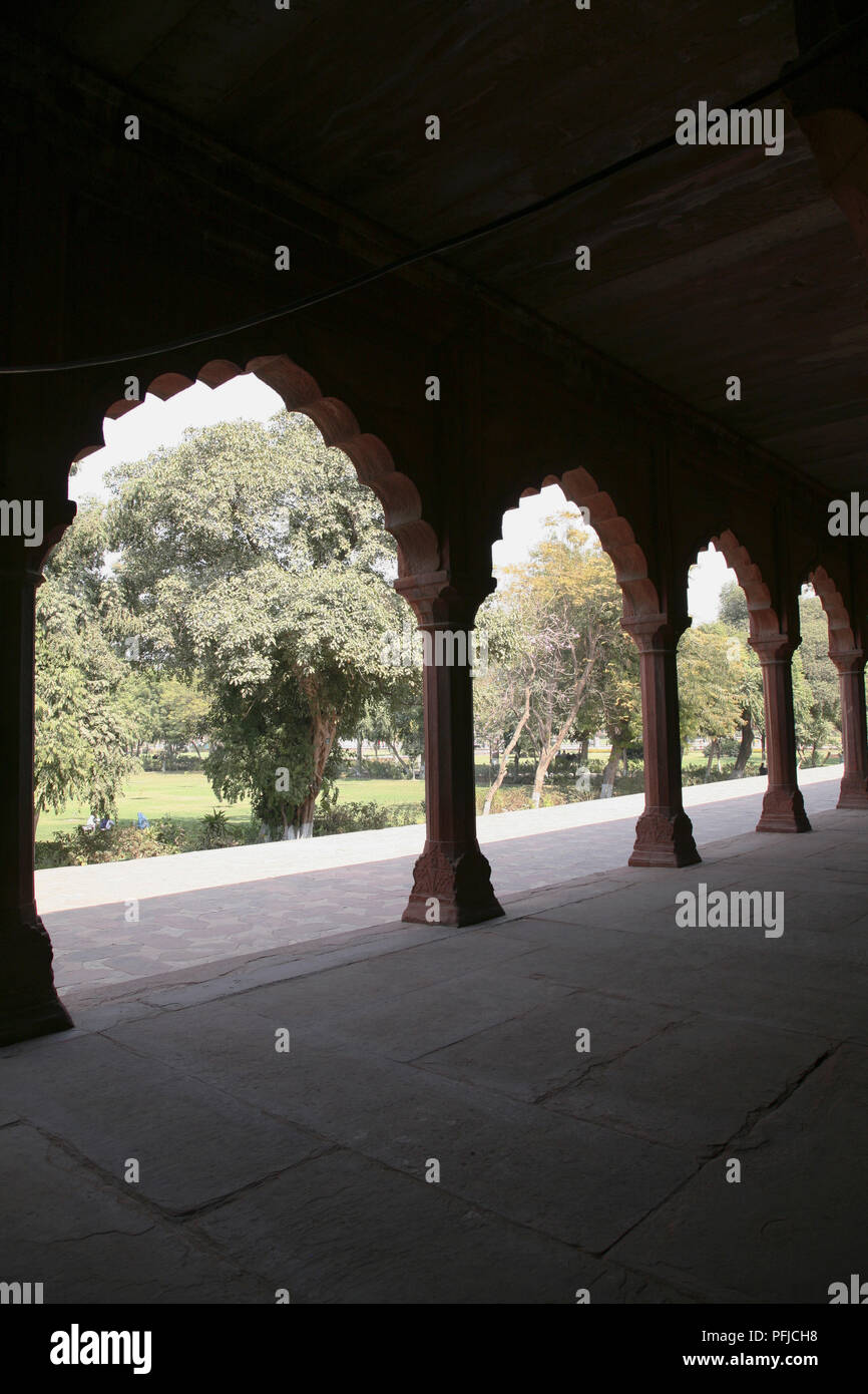 India, Uttar Pradesh, Agra il Taj Mahal, porticato che affaccia sui giardini Foto Stock