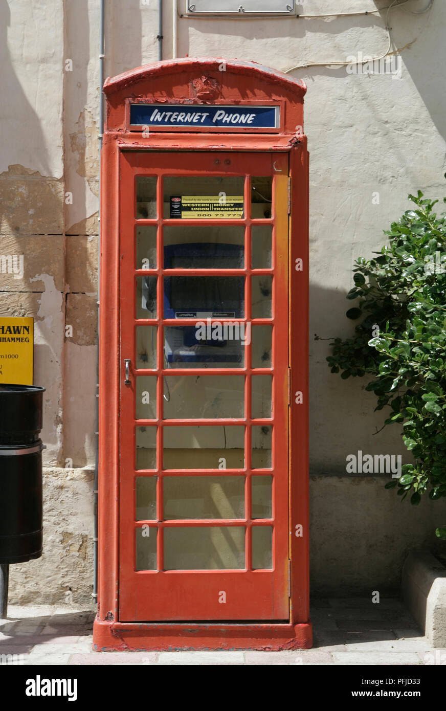 Malta, La Valletta, rosso nella casella Telefono con accesso a Internet Foto Stock
