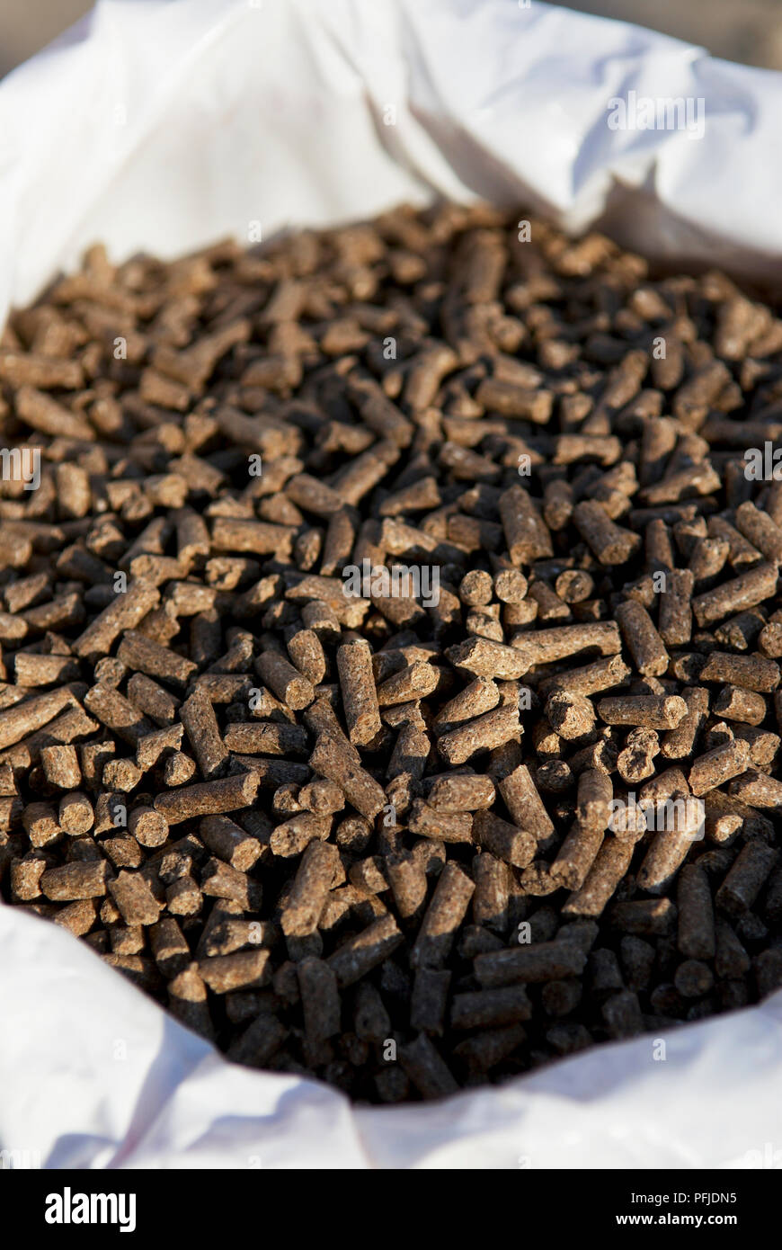 Borsa di pellettizzate alimenti composti per il bestiame, close-up Foto Stock