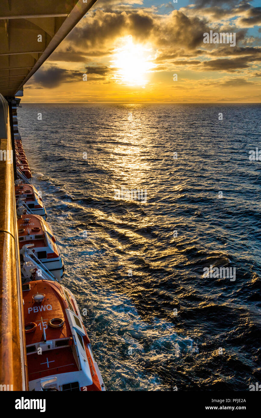 Un tramonto sul NW Pacific Coast vicino al Prince of Wales Island, Alaska, Stati Uniti d'America - Visto da una nave di crociera vela il passaggio interno Foto Stock