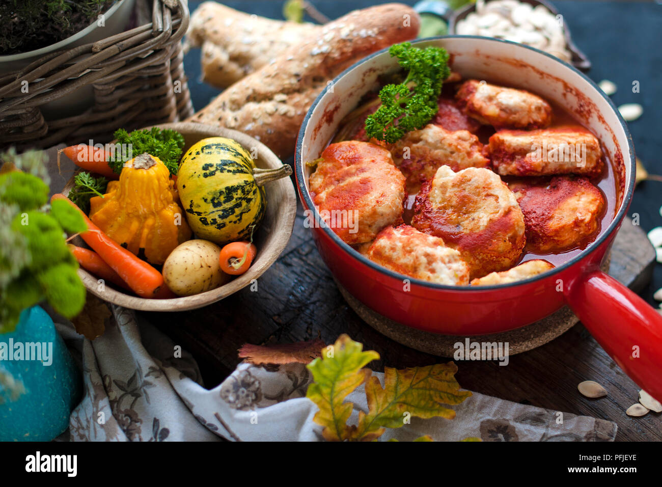 Gustose polpettine di carne di manzo e di maiale in salsa di pomodoro, Autunno pasto a casa. Spazio di copia Foto Stock