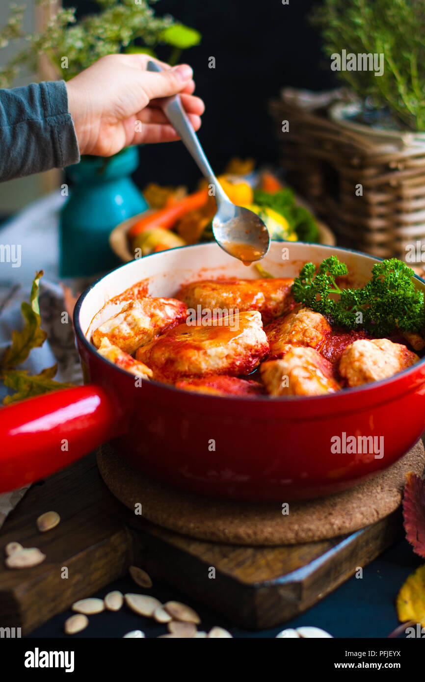 Gustose polpettine di carne di manzo e di maiale in salsa di pomodoro, Autunno pasto a casa. Spazio di copia Foto Stock