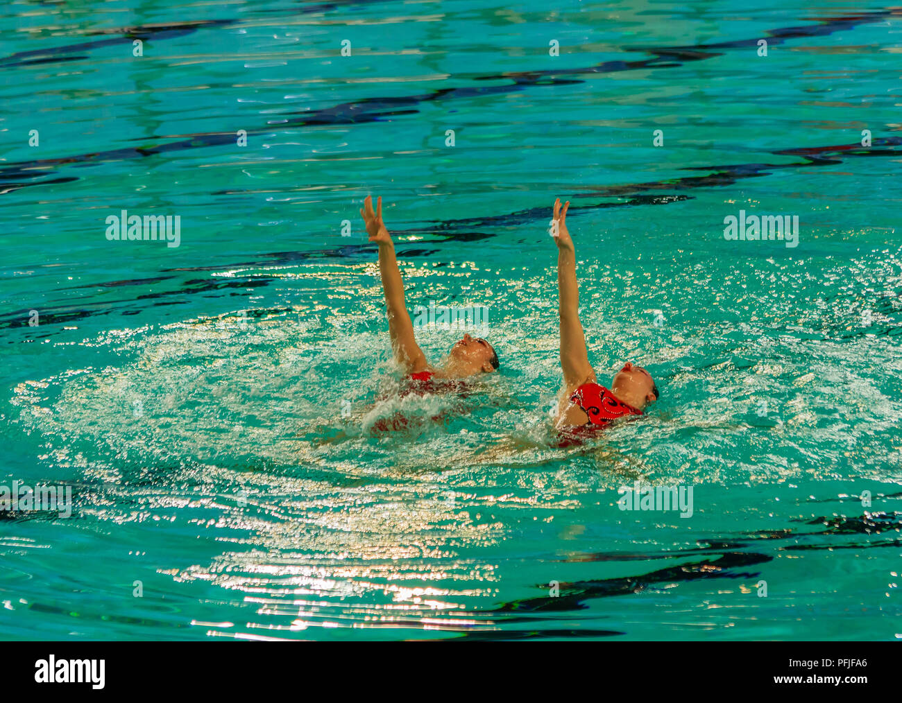 Due nuoto sincronizzato atleti durante l'esecuzione di un esercizio coreografico in acqua Foto Stock