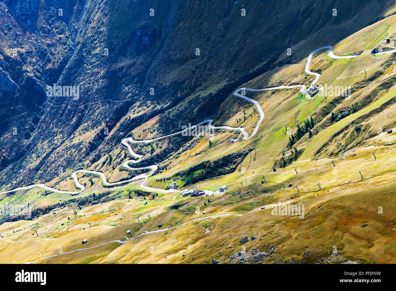 Strada di montagna nelle Dolomiti, Italia, vista da sopra Foto Stock