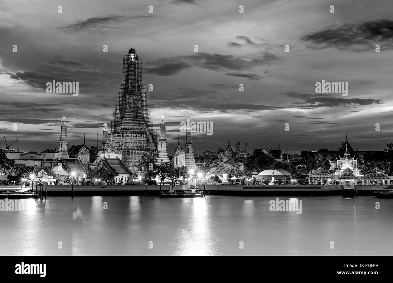 Il Wat Arun tempio Rajwararam Bangkok in Thailandia in bianco e nero Foto Stock