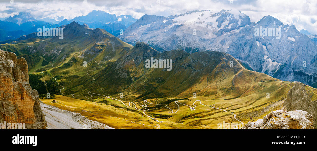 Dolomiti montagne paesaggio su una soleggiata giornata autunnale Foto Stock