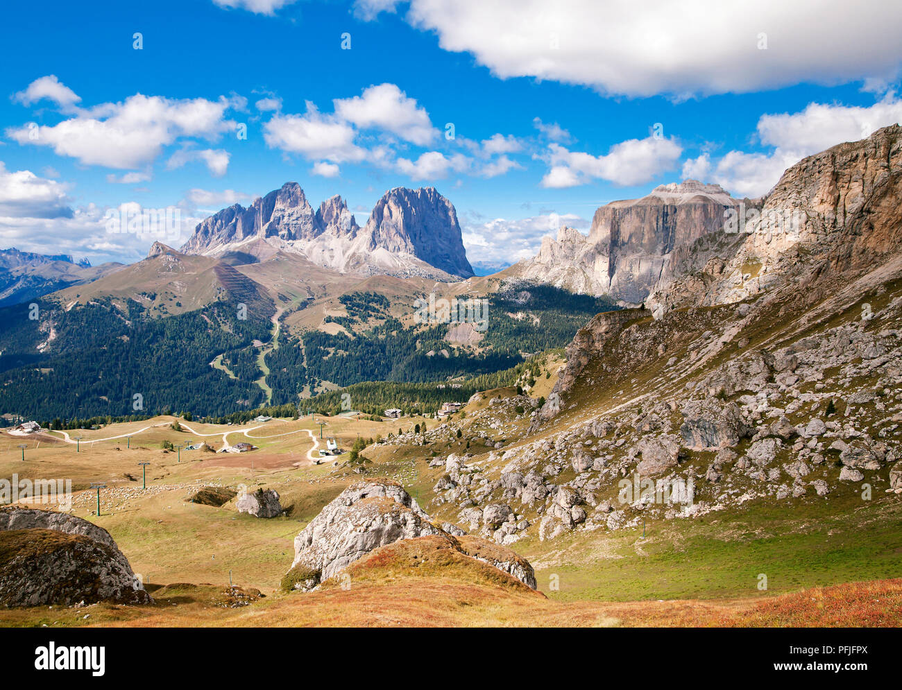 Dolomiti montagne paesaggio su una soleggiata giornata autunnale Foto Stock
