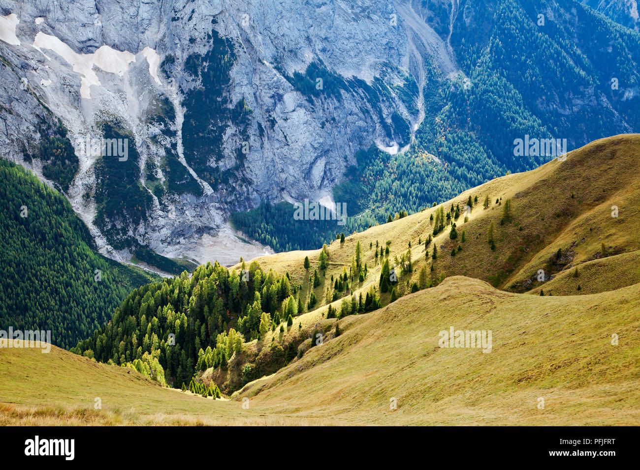 Dolomiti montagne paesaggio su una soleggiata giornata autunnale Foto Stock